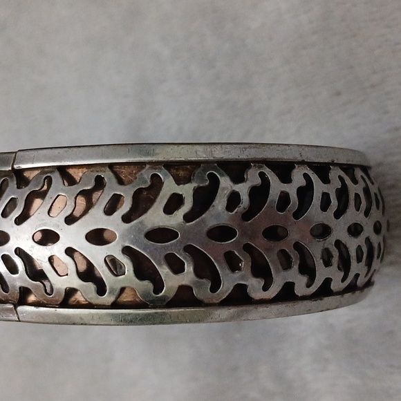 SILVERTONE CUTOUT BANGLE 7 IN - Picture 2 of 6
